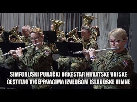 クロアチア陸軍オーケストラは、ダグル・シグルドソンを称えるためにアイスランドの国歌を演じています