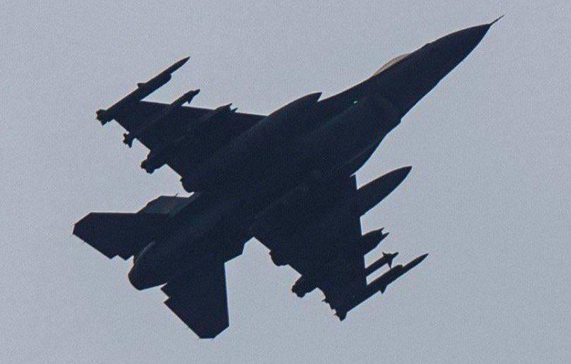 AIM-9およびAIM-120ミサイルとGBU-39爆弾で武装したウクライナF-16