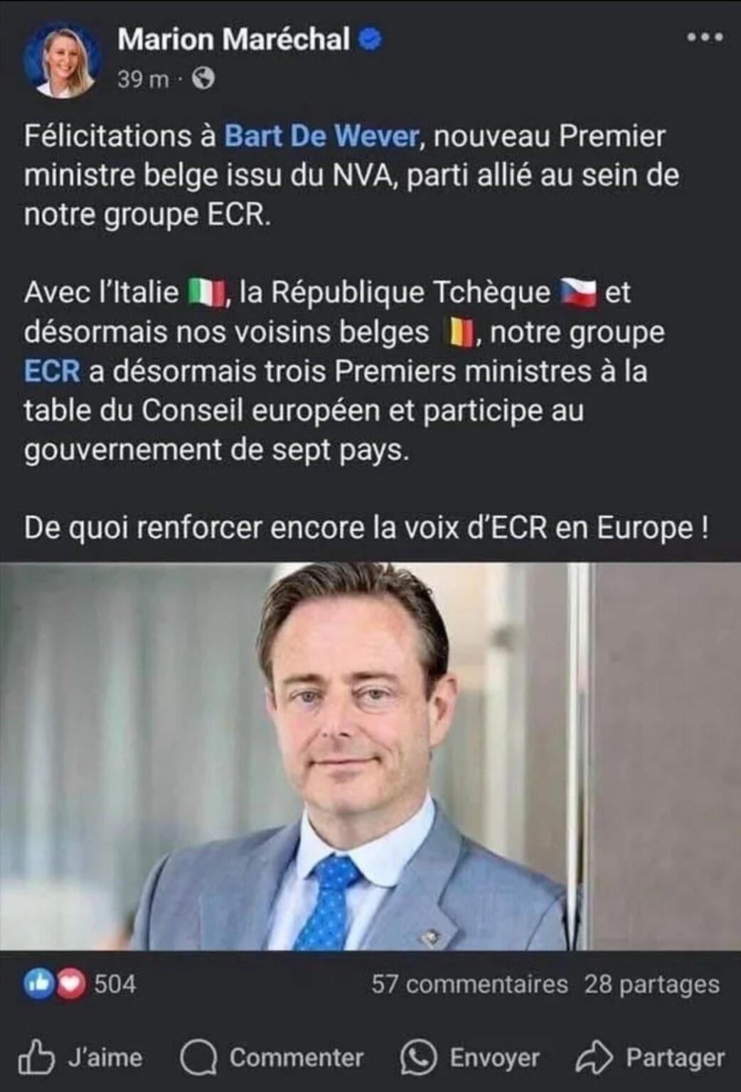 イデオロギー的には、このグループは非常にユーロ懐疑的、反連邦主義者、右翼であり、中心的で右翼の派ionsを備えています。