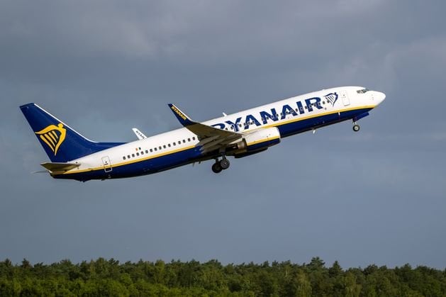 コルク空港でライアンエアジェットとセスナ航空機の間のニアミス事件の調査が開始されました