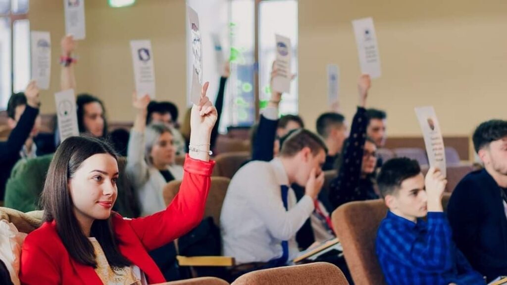 全国学生評議会には新しい大統領がいて、彼は外出するまで選出されました。 1人の候補者に反対していたブカレストの学生の代表者が、同じ場所の路に留まらないという理由で投票することを妨げられた後、選挙が2つありました。