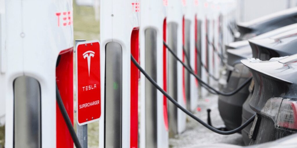 10人の電気運転者の8人：充電ステーションで化石車に罰金を科す