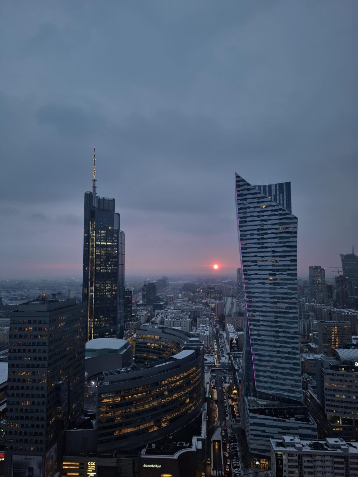 ワルシャワのパワク・クルチュリー・イ・ナウキの頂上からの夕日の写真。