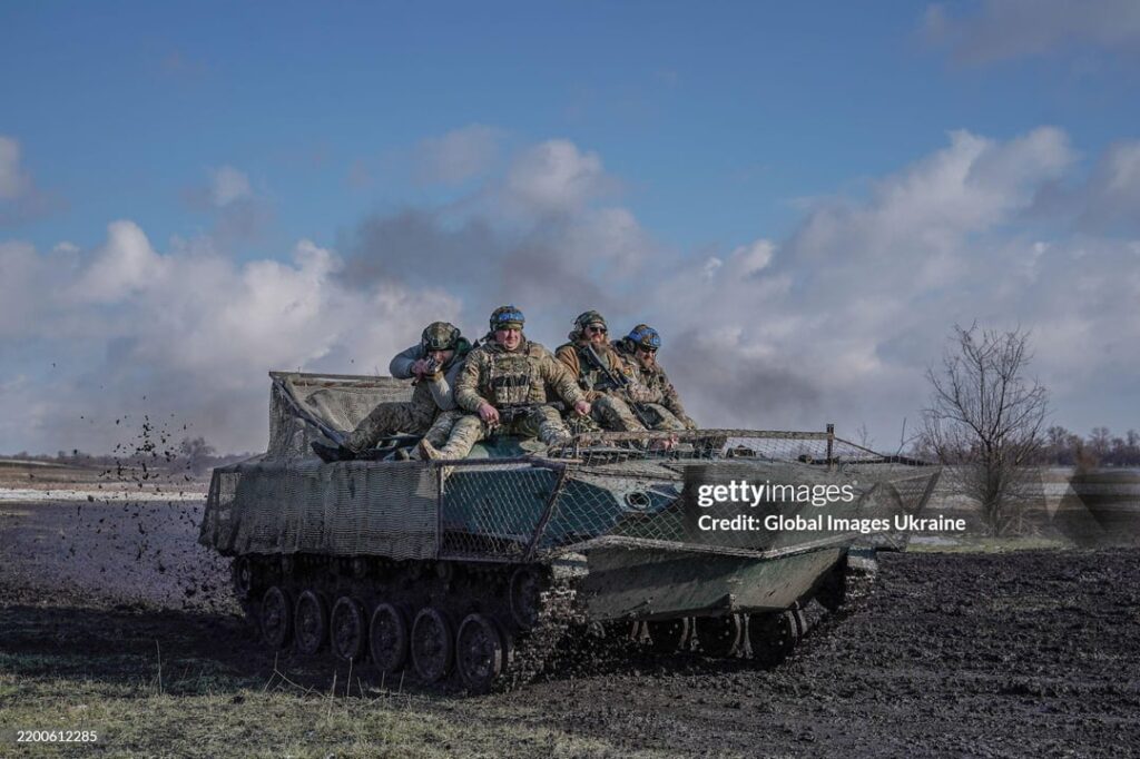 ウクライナ軍の兵士とのアンチドローンネットを備えたBTR-D「空中 '装甲担当者（APC）のまれな光景。
