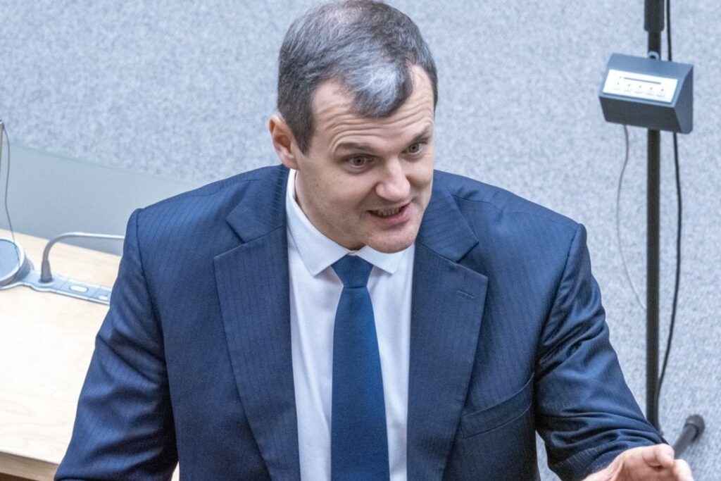 首相がNATO Secretarumとの会議で「「着いた」とき、考えは異なって生じます...