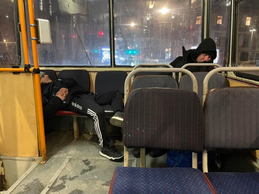 トロリーバスでの静かな夜