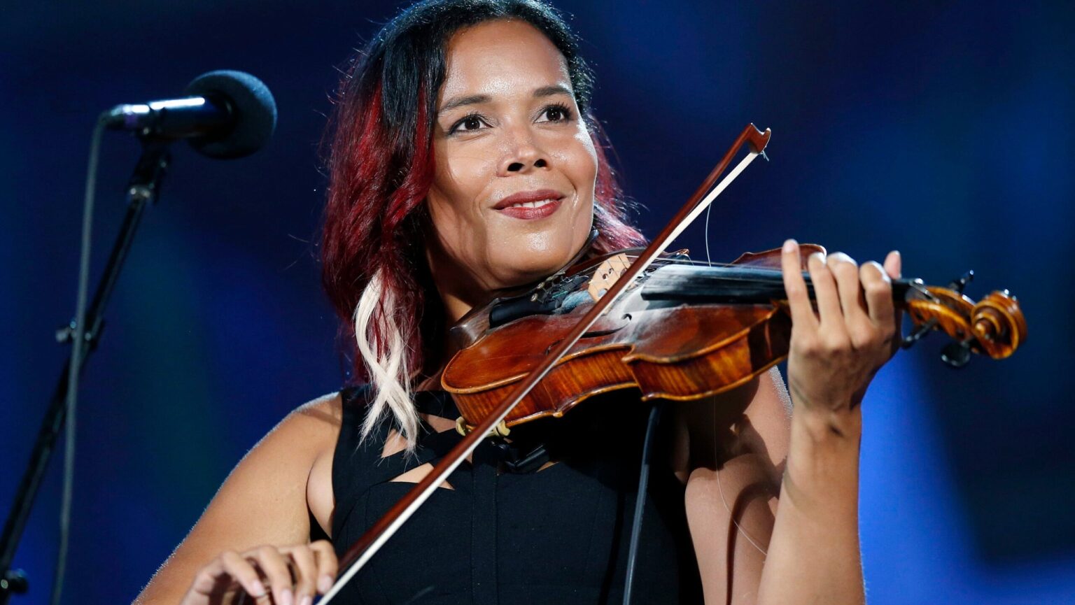 シンガーミュージシャンのRhiannon Giddensは、Trump Takeoverを引用して、Kennedy Center Showを呼び出します