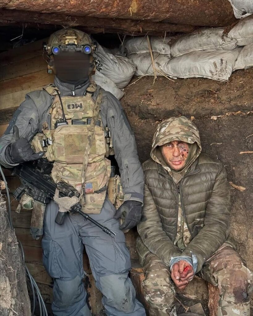 捕獲されたロシアの兵士との第3回暴行旅団からのウクライナ兵