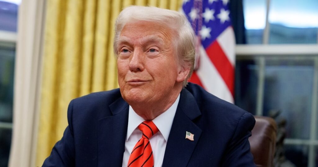 トランプは彼の大統領の力を大幅に拡大するために新しい秩序に署名する