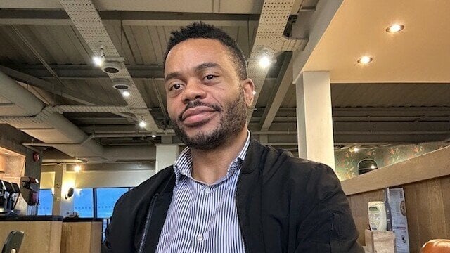 ライアンは、自分の感情を人間として表現する方法を知らなかったので、今では他の人がそうするのを助けています。「私たちの脆弱性は私たちの強さです」