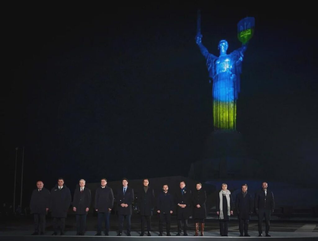 Ulf Kristersson et al。母親のウクライナ記念碑の前でキエフを訪れます