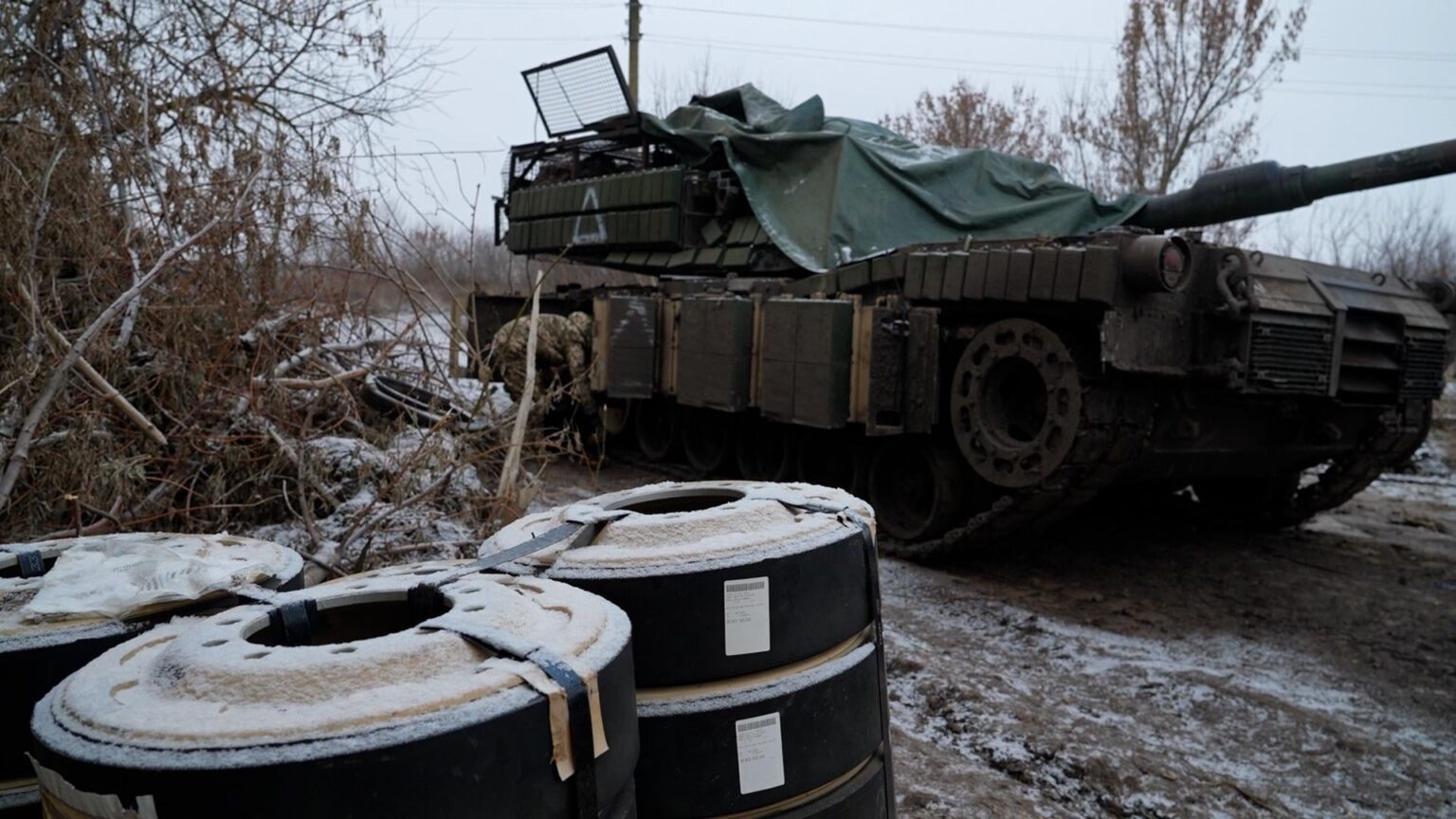 M1 Abramsメインバトルタンク（MBT）は、ウクライナ軍からの爆発的な反応性装甲（ERA）を備えた爆発的な反応性装甲（ERA）、および砲塔の上にタープを備えたタープを備えています。