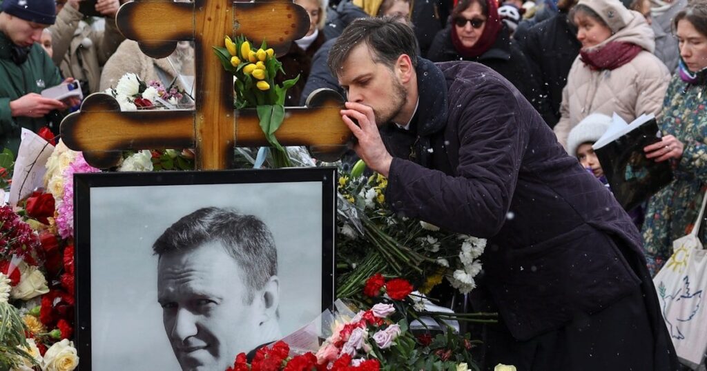 ロシア反体制派ナワリヌイ氏獄死1年 墓地に献花の行列