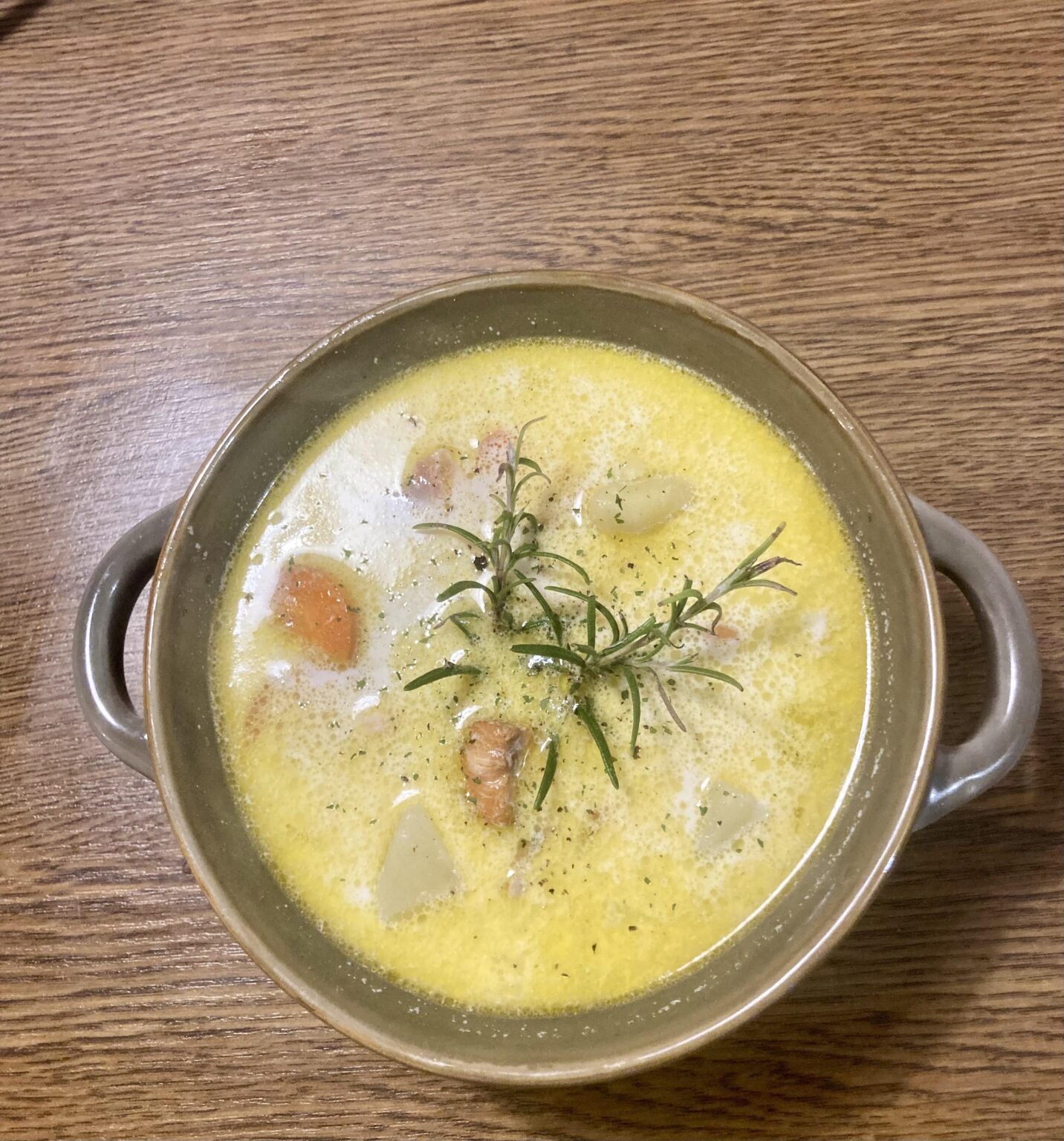 今日はlohikeittoを準備しようとしましたが、ディルはありませんでした。私は多くのオリーブオイルに追加したと思います。