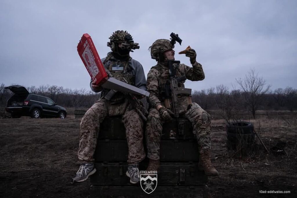 ウクライナ軍の山岳攻撃旅団「エデルワイス」の兵士、ピザの配達。