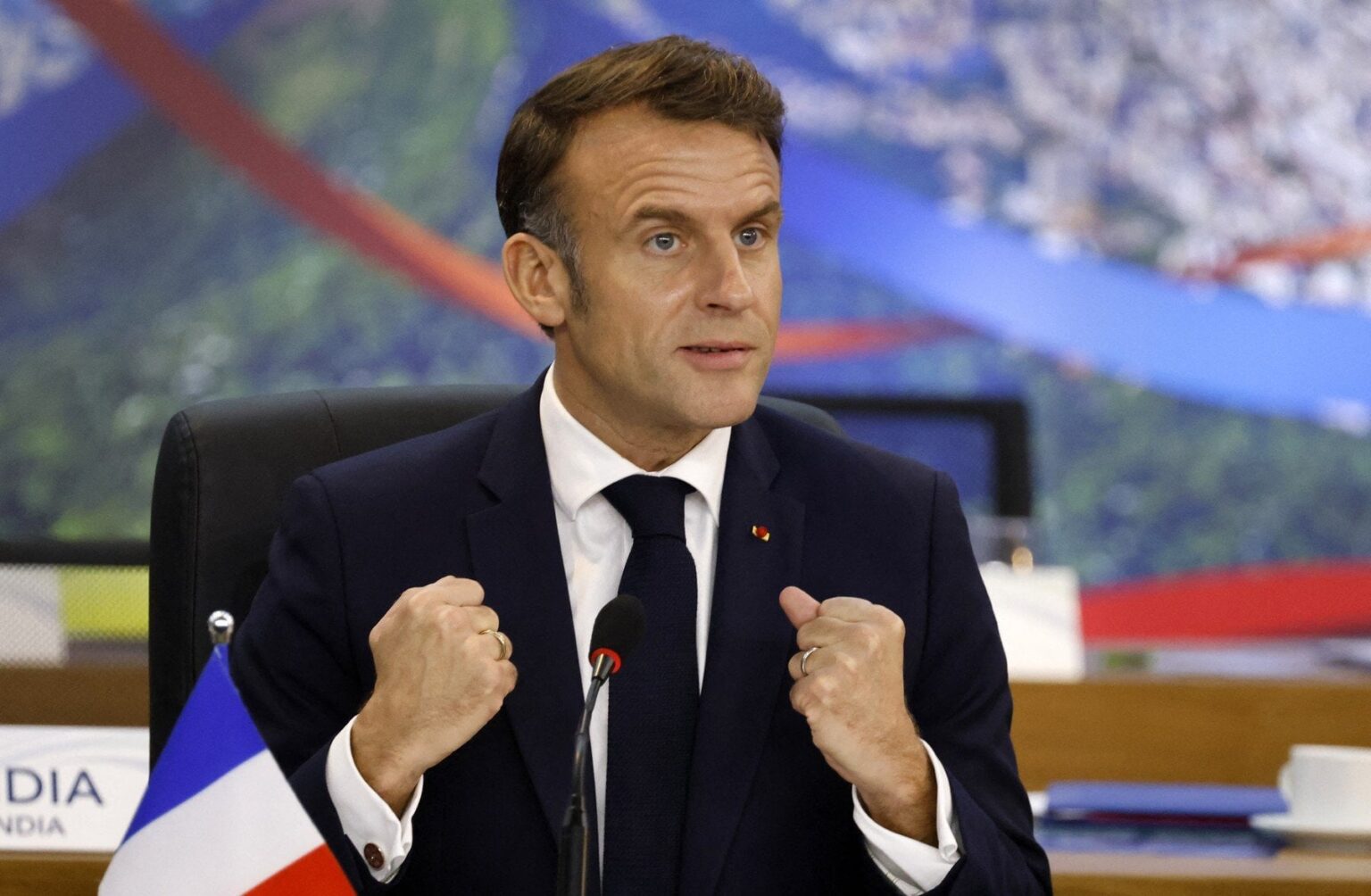 エマニュエル・マクロンは、ヨーロッパに米国への「幸せな家臣」を拒否するよう促します。「答えは服従ではありません。今、これまで以上に、私たちは団結して強くなければなりません」、