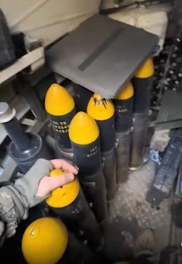 ウクライナ軍のヒョウ1A5メインバトルタンク（MBT）にある、高爆発性スカッシュヘッド（HESH）シェルがたくさんあります。