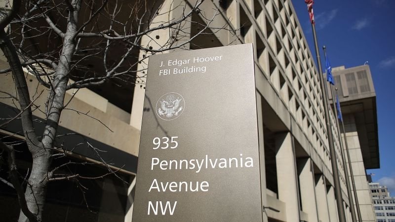FBIは、1月6日のケースで働いていた5,000人の従業員の名前を引き渡し、エージェントがスーにしたため