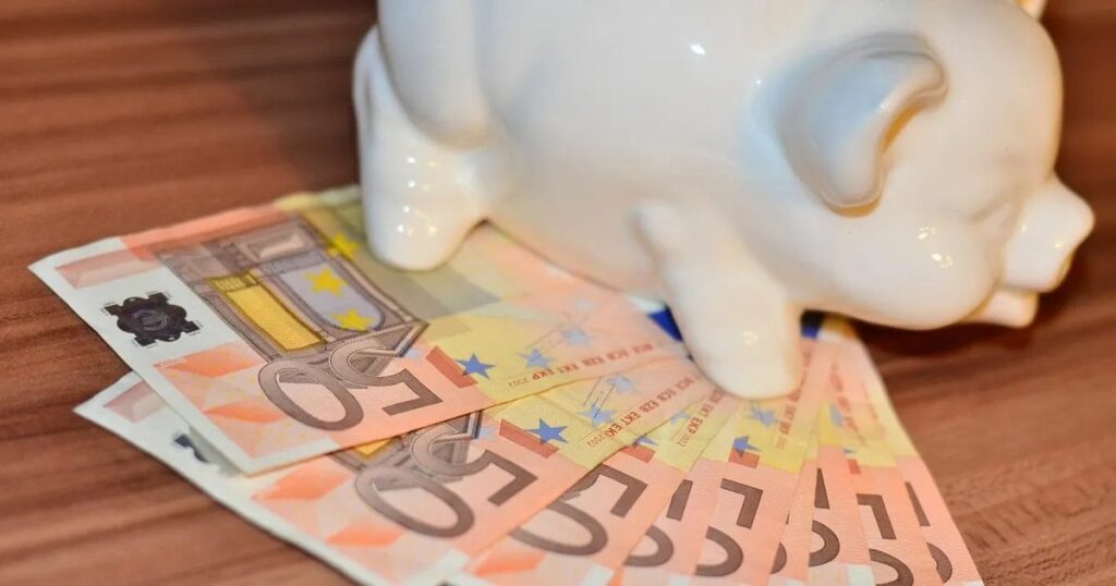 彼らの意見では、従業員は平均して平均2200ユーロの総賃金を稼ぎ、