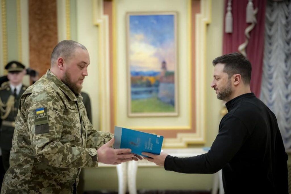 今日、ゼレンスキー大統領は、ウクライナを守ることを選んだベロルシとロシアの戦闘機にウクライナ市民権を授与しました