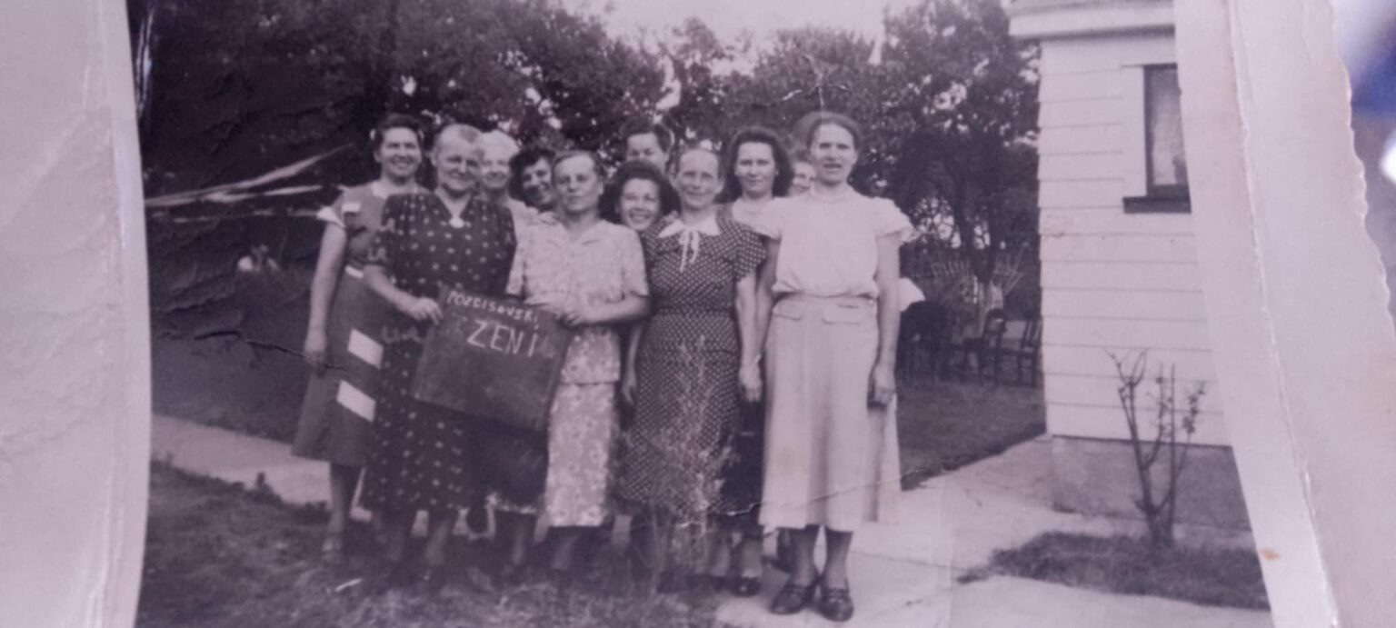 「Pozcisovski Zeni」の翻訳を支援する必要があります