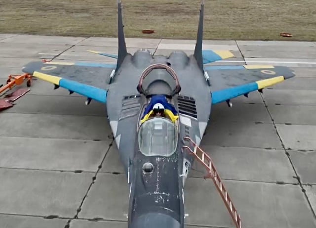 ミコヤンMIG-29フロクラムのマルチロールファイタージェットは、ウクライナ空軍のオレクサンドルポクリシキンにちなんで名付けられた第204回目のセバストポル航空旅団からの新しい黒人の「幽霊」のカラーリングを備えています。