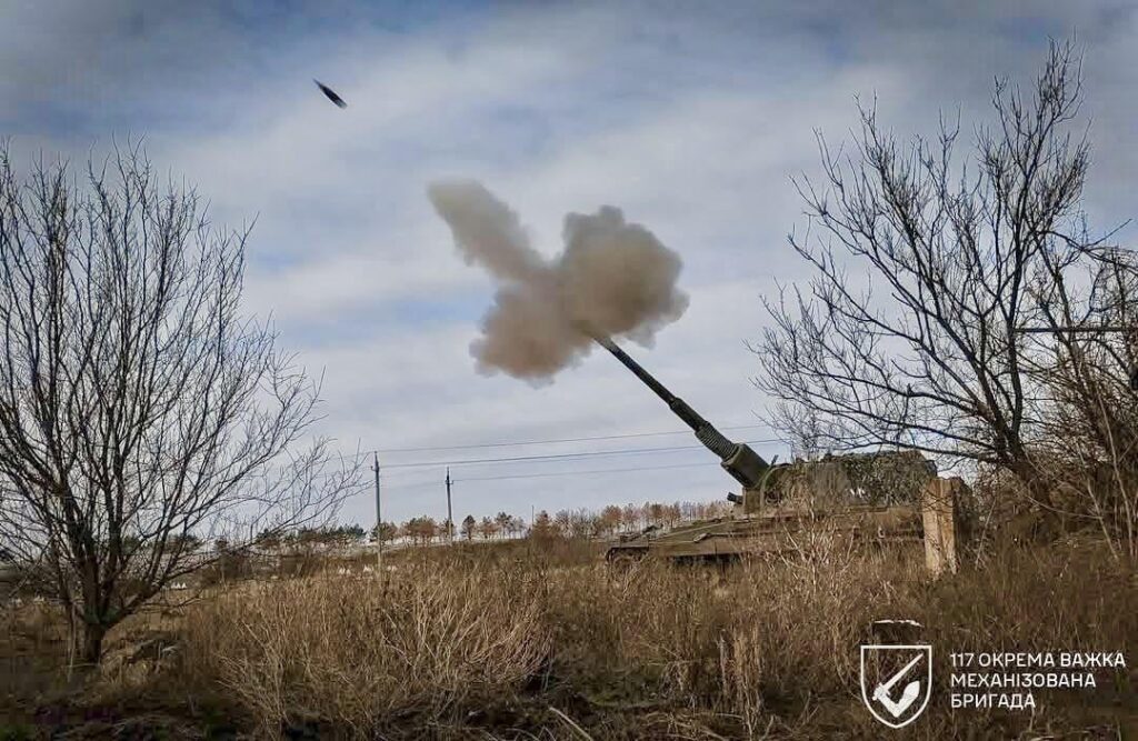 イギリスのAS-90自己植え付けhow弾砲（SPH）は、ウクライナ軍から、可能性の高いチェコがサプライされた（155mm）砲弾を発射し、東部戦線のロシアの位置に向かって発砲しました。