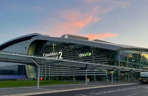アイルランドからの特別なチャーターフライトが始まると、32人がジョージアに強制送還されました