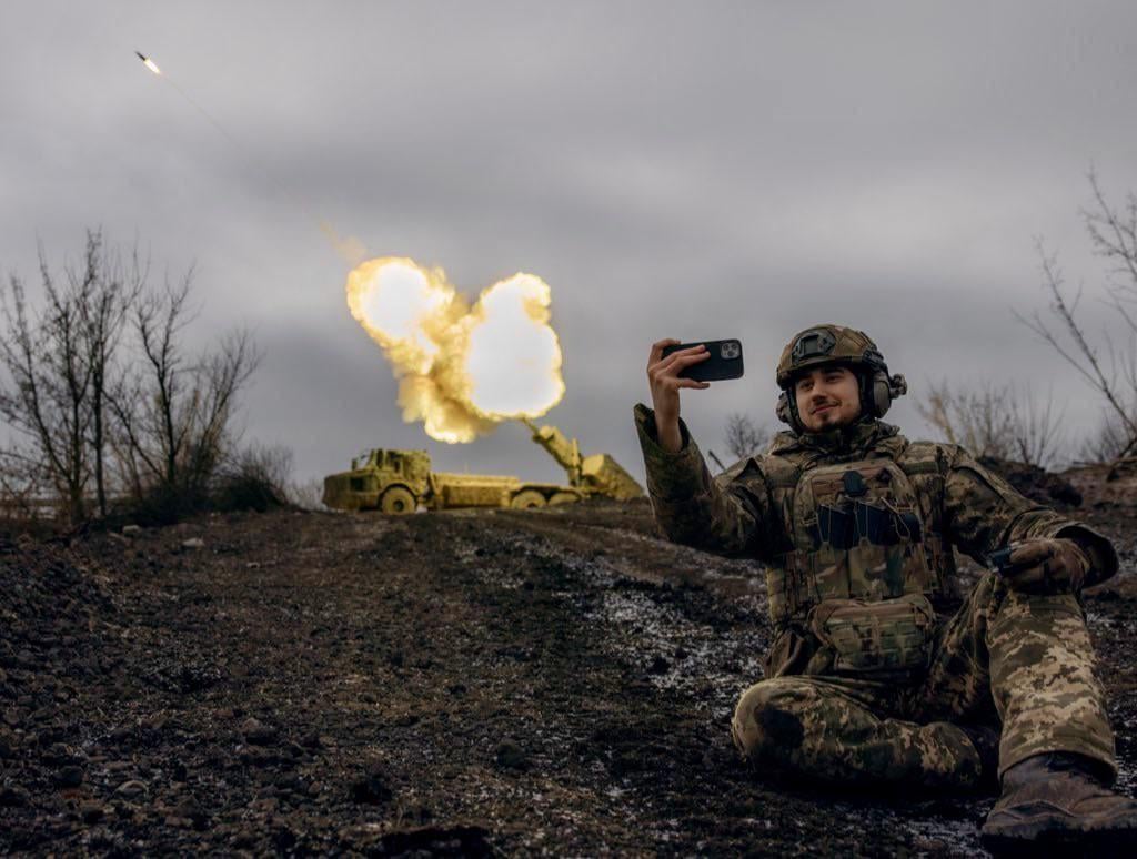 スウェーデンの射手自動プロペラのhow弾Zerシステム（SPH）、ウクライナ軍から - （155mm）砲弾をロシアの位置に向けて発射するとき - 東部戦線で。