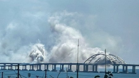 アテシュによると、ロシアの防空とロシアの防空とロシア陸軍司令部が個々の対空ミサイルユニットを占領したものから撤退し、ロシアに深く再配置することを組み合わせたウクライナのストライキが組み合わされています。
