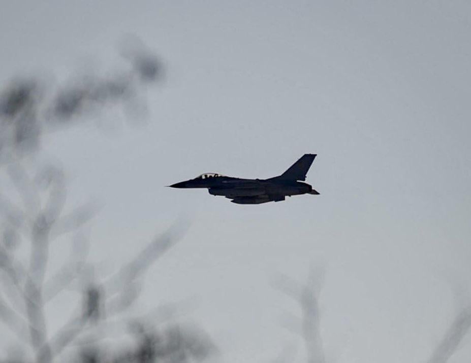 General Dynamics F -16am Fighting Falcon Multirole Fighter Jet-ウクライナ空軍から - ミッションの東部の最前線のどこかで低い。
