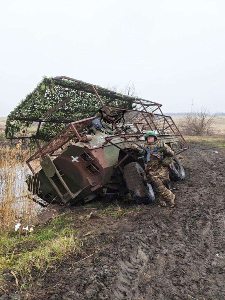 Ru POV：スロベニアから寄付された捕獲されたウクライナのBOV-M APCとポーズをとるロシアの兵士。