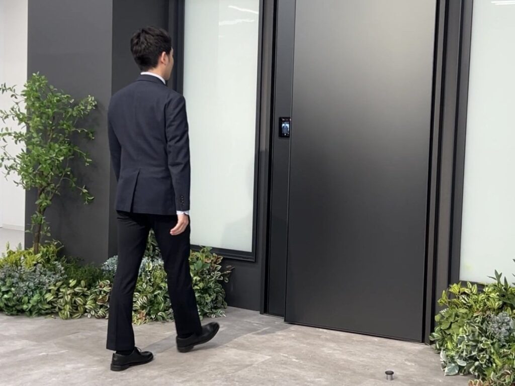 LIXIL、顔認証で開く玄関ドア 鍵穴も不要に