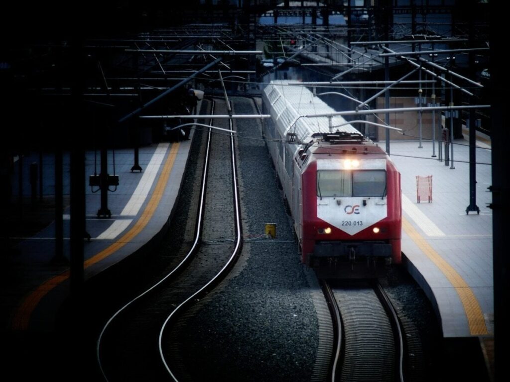 OSEの逮捕 - ハモステルナの列車バーを忘れた