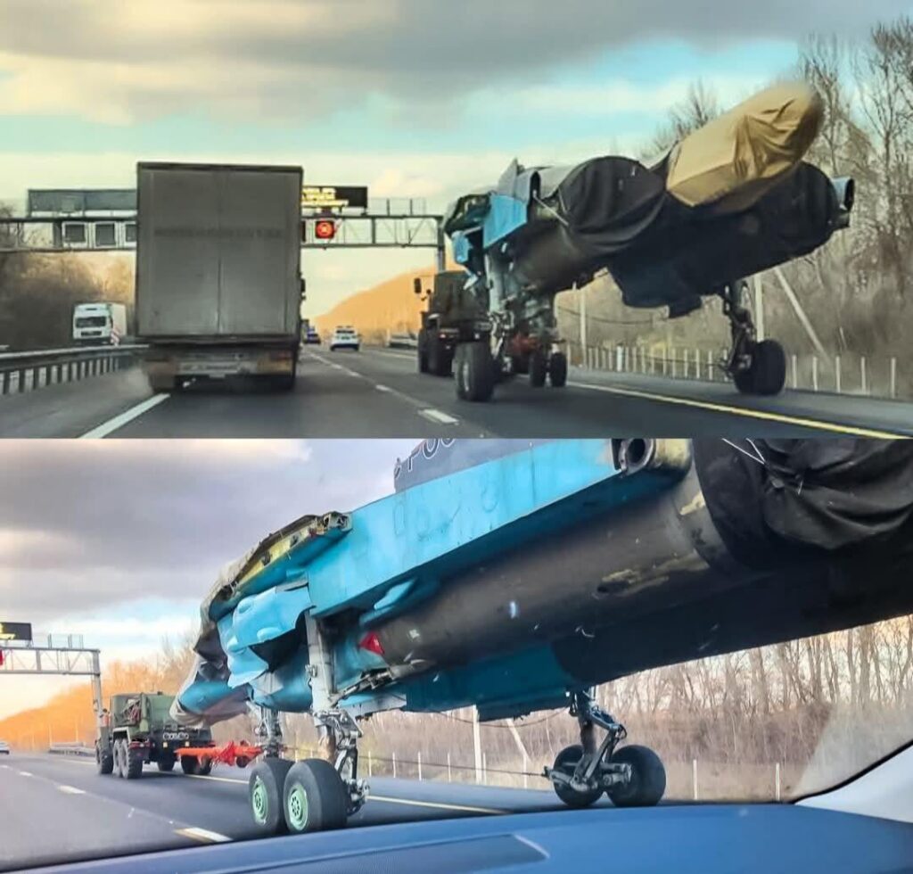 ロシアのSU-34は高速道路で、独自の着陸装置で輸送されました