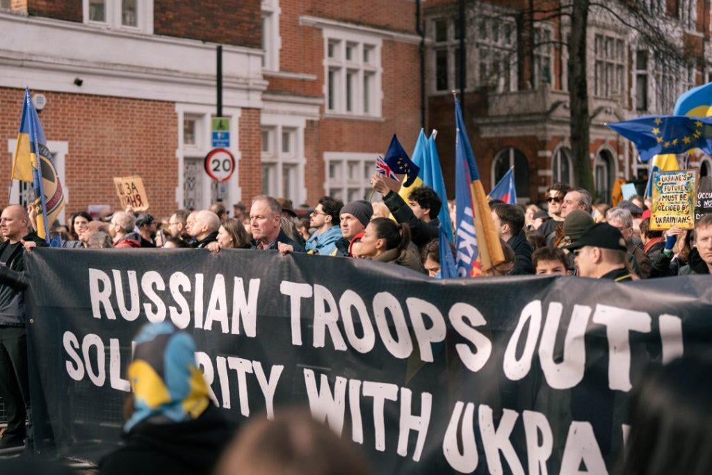 ロシアの本格的な戦争の3周年を迎える80か国でのウクライナを支援する集会。世界中のウクライナ人とウクライナの支持者は、ロシアのウクライナの本格的な侵略の3周年を迎えるために集会を開催しました。彼らはウクライナへのより多くの援助と、公正で永続的な平和をキャンペーンしました。