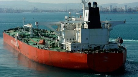 「ロシアの港で「人工の事件」が「シャドウフリート」オイルタンカーを損傷する
