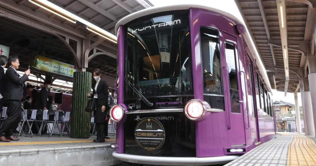 嵐電、24年ぶりの新型車両が産声 「KYOTRAM」が運転営業開始