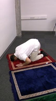 左翼は、公教育機関のすべての祈りの部屋を禁止することを提案しています。