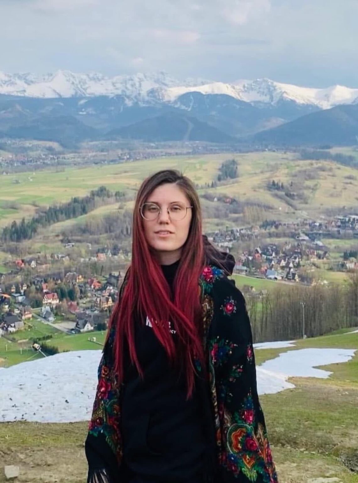 2025年2月1日にポルタバの住宅建設でロシアのミサイルストライキで殺されたウクライナの民間人11人の1人は、アナスタシアコルバフです。彼女はプロダクションの女優であり共著者でした。