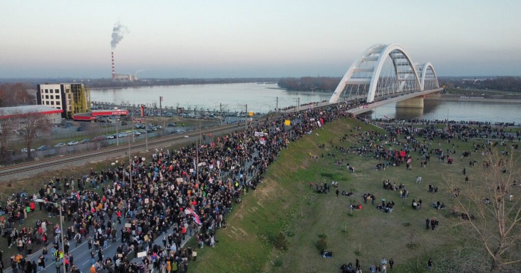 近所では、プロ政府メディアが反対しています