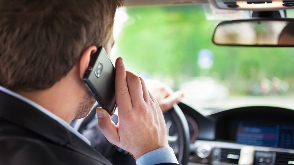 裁判所：運転中に電話をかけることは軽罪ではありません