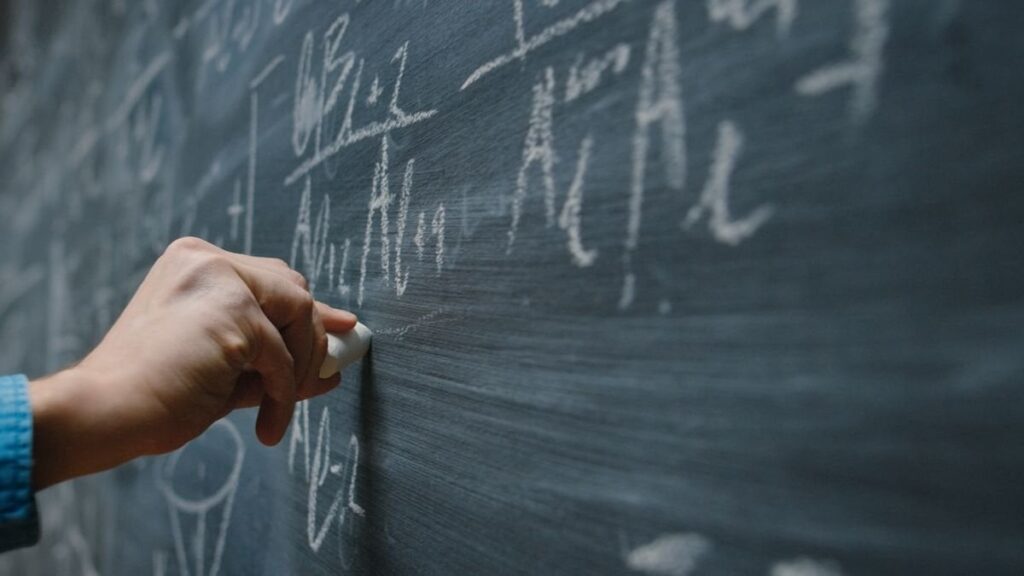 生徒に報告を送った教師は終わります。警察は指摘した。 | Ostrava Grammar Schoolの物理学者は、何年もの間、ソーシャルネットワークで生徒に話しかけてきました。今日、学校の卒業生は、彼らが対処できない厳しいと認識していると主張しています。
