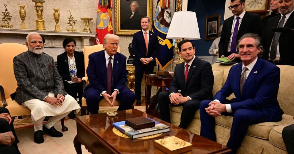 トランプ氏、自分の“逮捕”写真を大統領執務室に飾っていた。悪名高き歴史を誇らしげに掲げる