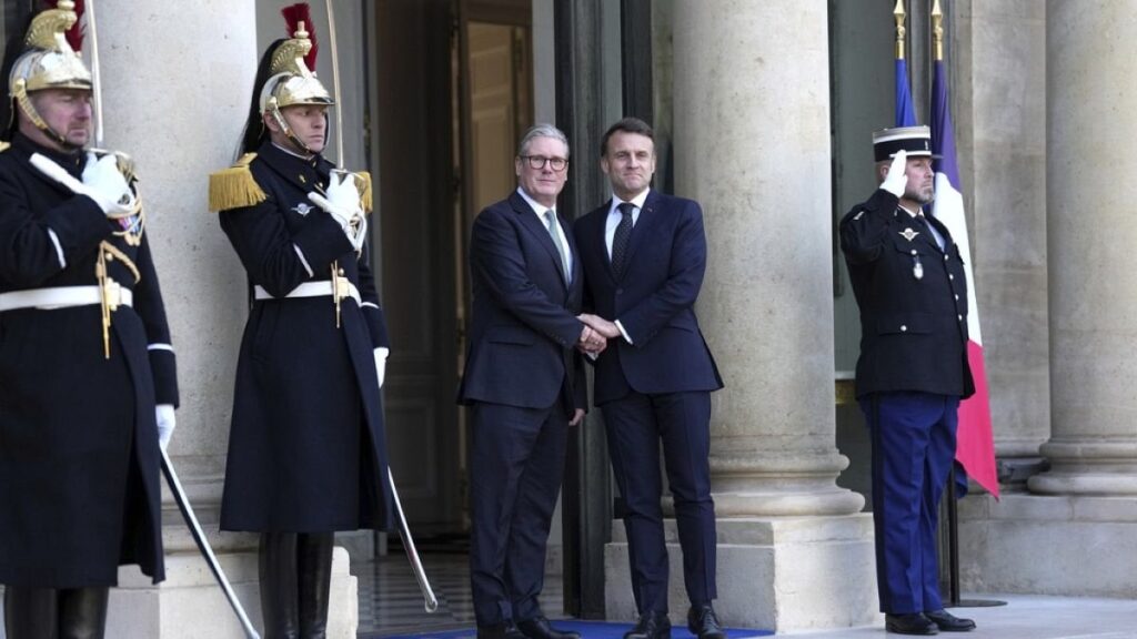 フランスのマクロン大統領と英国の首相キール・スターマーは、ウクライナ会話のためにホワイトハウスに招待されました。米国国家安全保障顧問のマイク・ワルツは、EUの指導者がドナルド・トランプがウクライナでの戦争の取り扱いに警告を発した後、2人の主要なヨーロッパの指導者が交渉のテーブルに座ると発表した。