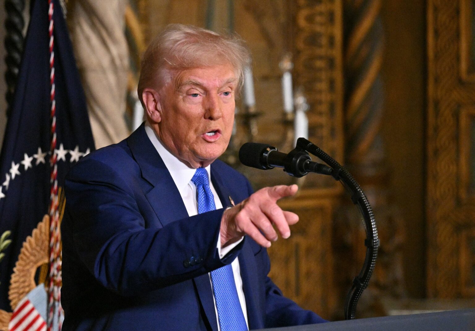 トランプはDOJに残っているすべてのバイデンに任命された米国の弁護士を解雇するように命じます