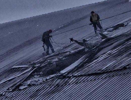 ロシア・イランのshahed kamikazeドローンによるストライキの結果として、チョルノビル原子力発電所の避難所が受けた被害を検査するウクライナの職員。