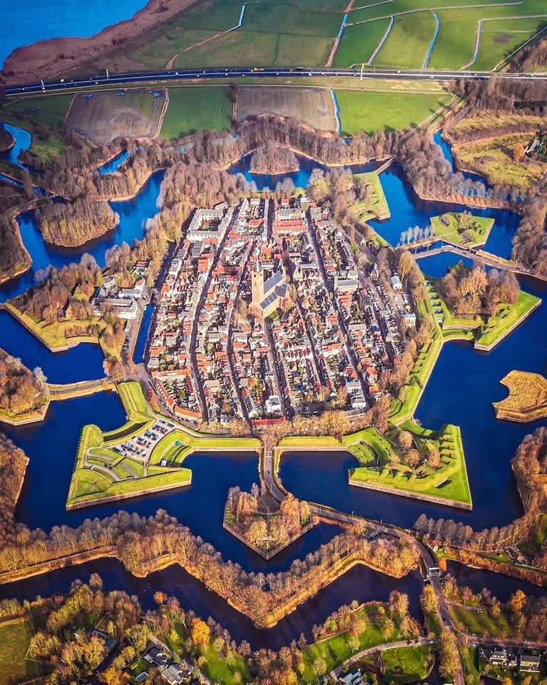 オーバーヘッドの視点は、スターフォートデザインで区別されたオランダの強化された都市ナアレンを紹介しています。