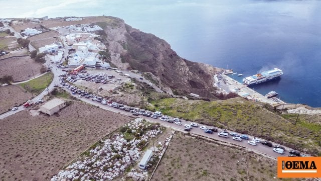 サントリーニからの素晴らしい出口 - 港への道路での交通渋滞、禁じられたエリア