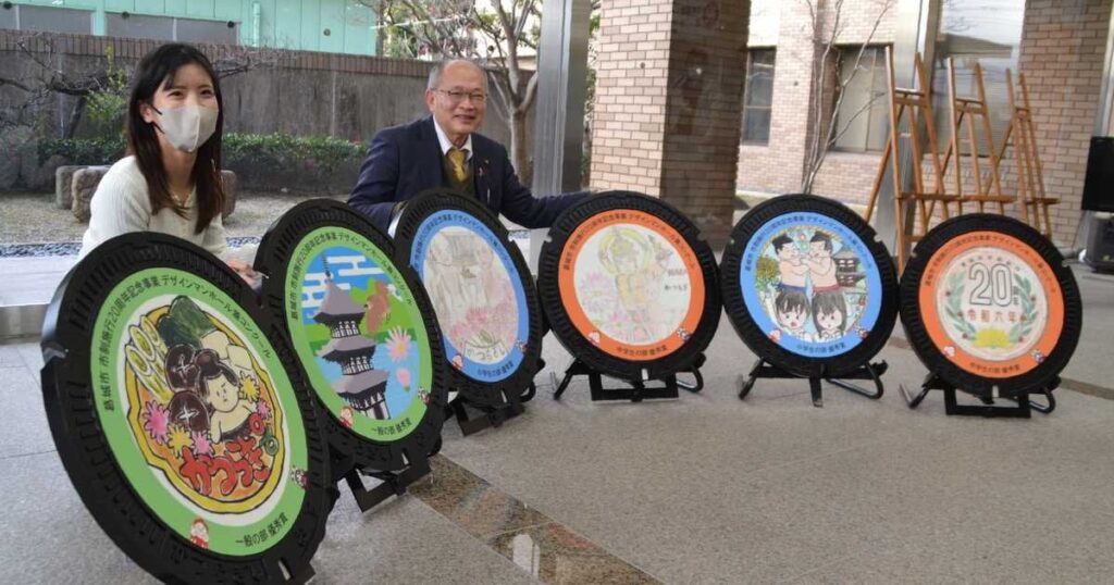 相撲やちゃんこ、当麻寺描く 小中学生らがデザインしたマンホール蓋完成 奈良県葛城市
